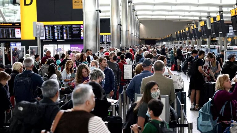 Airport chaos leaves passengers queuing in ‘stifling heat’